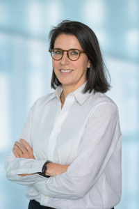 Vicky Roig BG Vicky Roig with blue corporate background