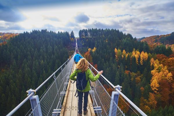 Frau,50,Hängeseilbrücke Geierlay,Mörsdorf,Hunsrück,Saar-Hunsrück-Steig,Rheinland-Pfalz,Deutschgland,Europa